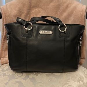 COACH SATCHEL LEATHER
PURSE W/ BEAUTIFUL SIDE ZIPPER
SILVER LOGO. 13 X 10 X 4